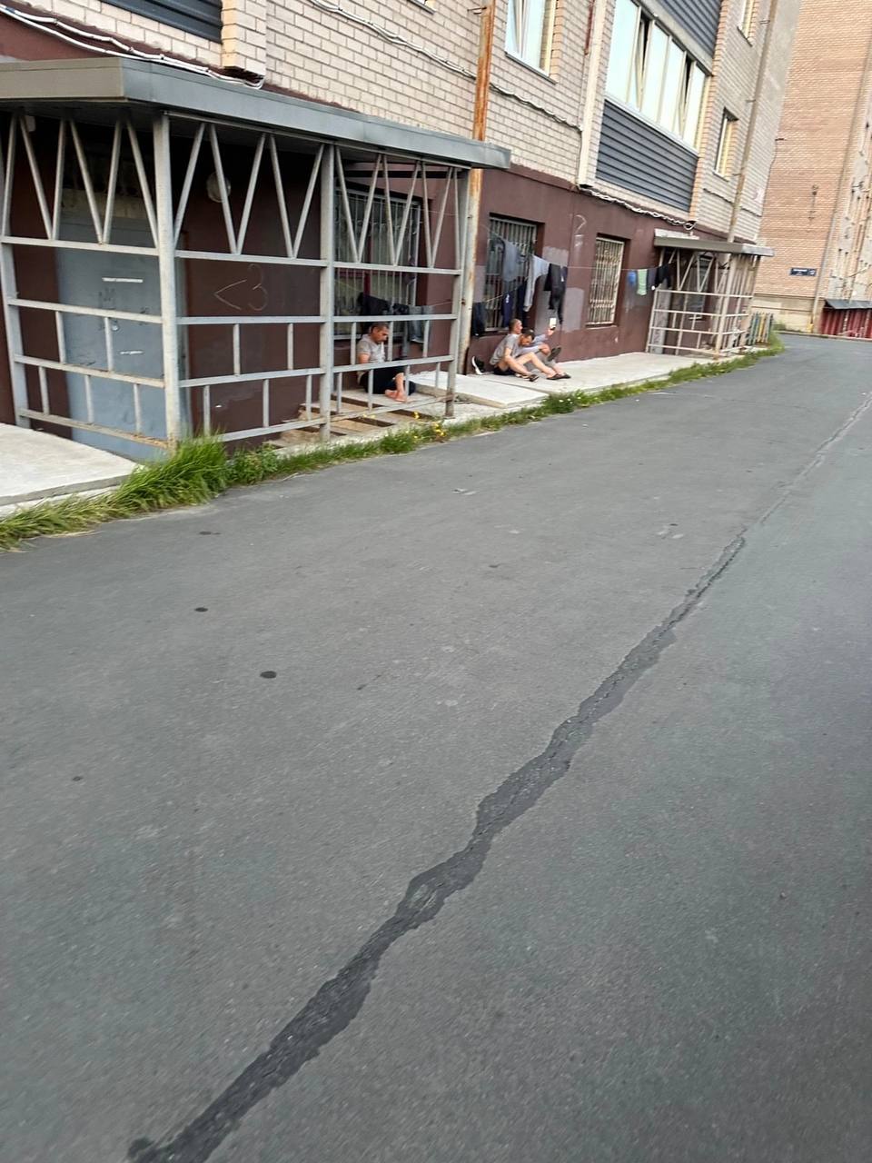 Жители Петрозаводска возмутились, что в подвал их дома массово заселяют людей.  С такой проблемкой  столкнулись жители улицы Пограничной. Новые «постояльцы» даже успели соорудить себе некую прачечную прямо на улице     «Сулажгора. Улица Пограничная, дом 54. может, и соседние подобные дома  С недавних пор в подвальных помещениях нашего дома поселились люди. Утром их не видно, а вечером они выходят группами по несколько человек гулять, по магазинам или просто стоят под окнами, болтают до ночи. На доме развесили веревки и сушат свою одежду. Мусор на совке выносят прямо на асфальт у техпомещений или на газон. Мы что, в колхозе живем? Тут же по соседству магазины в соседних помещениях и тут же люди в подвале живут. С каких пор эти помещения сдают под жилье, насколько это законно?» , - пишет возмущенная горожанка.  Так же в своём сообщении жители просят дать объяснения по происходящему УК «Выбор», Застройщика «Спасение», миграционную службу и участкового.    Подписаться на «Карельский Дворик»