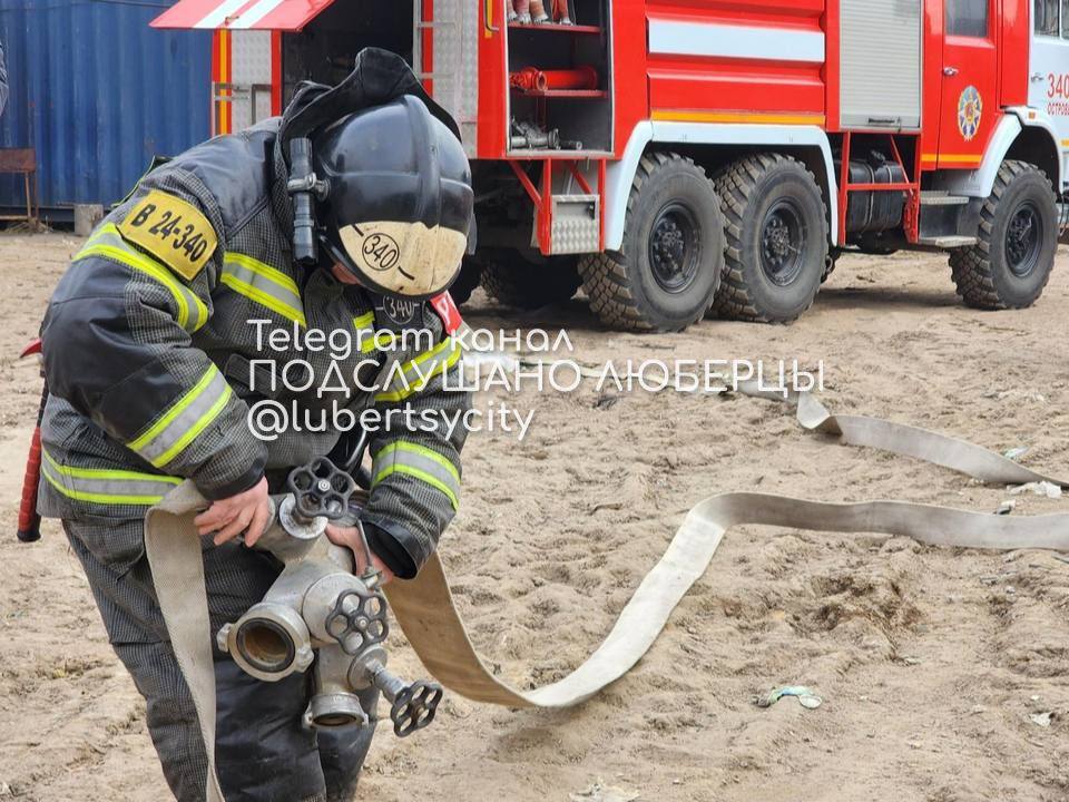 Пожарные защитили свалку рядом с поселком Островцы от возгорания  В городском округе Люберцы представители администрации совместно со специалистами экстренных служб провели осмотр несанкционированной свалки, расположенной рядом с поселком Островцы на улице Тураевской. Для предотвращения возможных пожаров сотрудники МЧС выполнили частичный пролив мусорного полигона. Ранее местные жители обратились с жалобами на едкий запах гари, который оказался вызван самопроизвольным возгоранием из-за скопления свалочного газа.