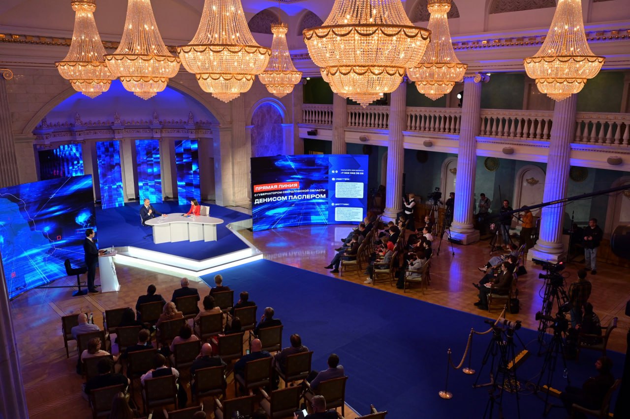 Денис Паслер Свердловская область будет наращивать объемы производства молока Отвечая на вопрос о достижении областью цели производства 1 миллиона тонн молока к 2030 году Денис Паслер отметил что регион будет достигать путём введения земель в сельскохозяйственный оборот и постройки новых молочных ферм Введение земель в оборот важнейшая составляющая Всего в регионе порядка 400 тысяч гектаров необрабатываемых сельхоз земель реально в оборот ещё можно ввести 100 150 тысяч гектаров Этот объем позволит достичь ту самую цифру в 1 миллион тонн молока При этом надо опираться на тех крупных игроков которые уже есть в регионе У нас очень хорошо работают предприятия в сфере животноводства сказал глава региона До 2030 года планируется построить семь новых современных молочных ферм общей вместимостью на 13 тысяч коров На сегодняшний день уже заключили одно соглашение с крупным производителем который начнет строить уже в следующем году в Белоярском районе ферму на 1 200 голов Очень надеюсь что в ближайшее время мы заключим еще два соглашения В целом есть компании которые хорошо работают у них хорошо получаются они успешны на рынке и конечно же с учетом накопленных знаний опыта коллектива техники надо вместе с ними эту задачу решать сказал Денис Паслер Отметим что в этом году производство молока в регионе достигнет 875 тысяч тонн Сегодня животноводческий комплекс Свердловской области занимает 7 место в России по объему производства молока