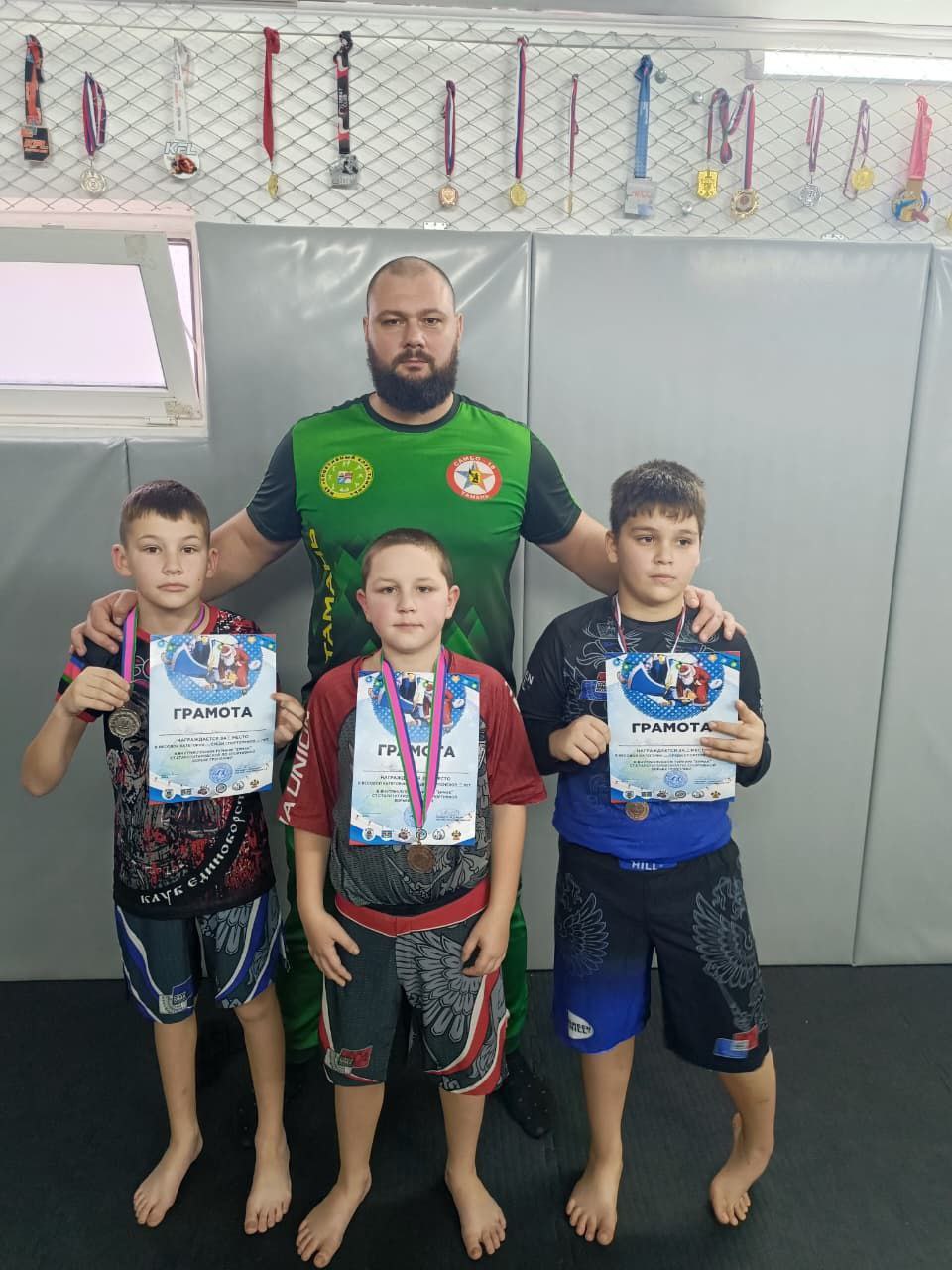 В станице Старотитаровская прошёл турнир клуба Ермак по грэпплингу Юные спортсмены из Краснодарского края поборолись за призы для многих это были первые соревнования Ребята из станицы Тамань клуб Сечевик показали отличный результат 2 место Тодышев Александр 2 е место 3 место Фомин Егор Алдунин Егор Сердюков Михаил Симонов Мирослав Фото СК Тамань tamannews