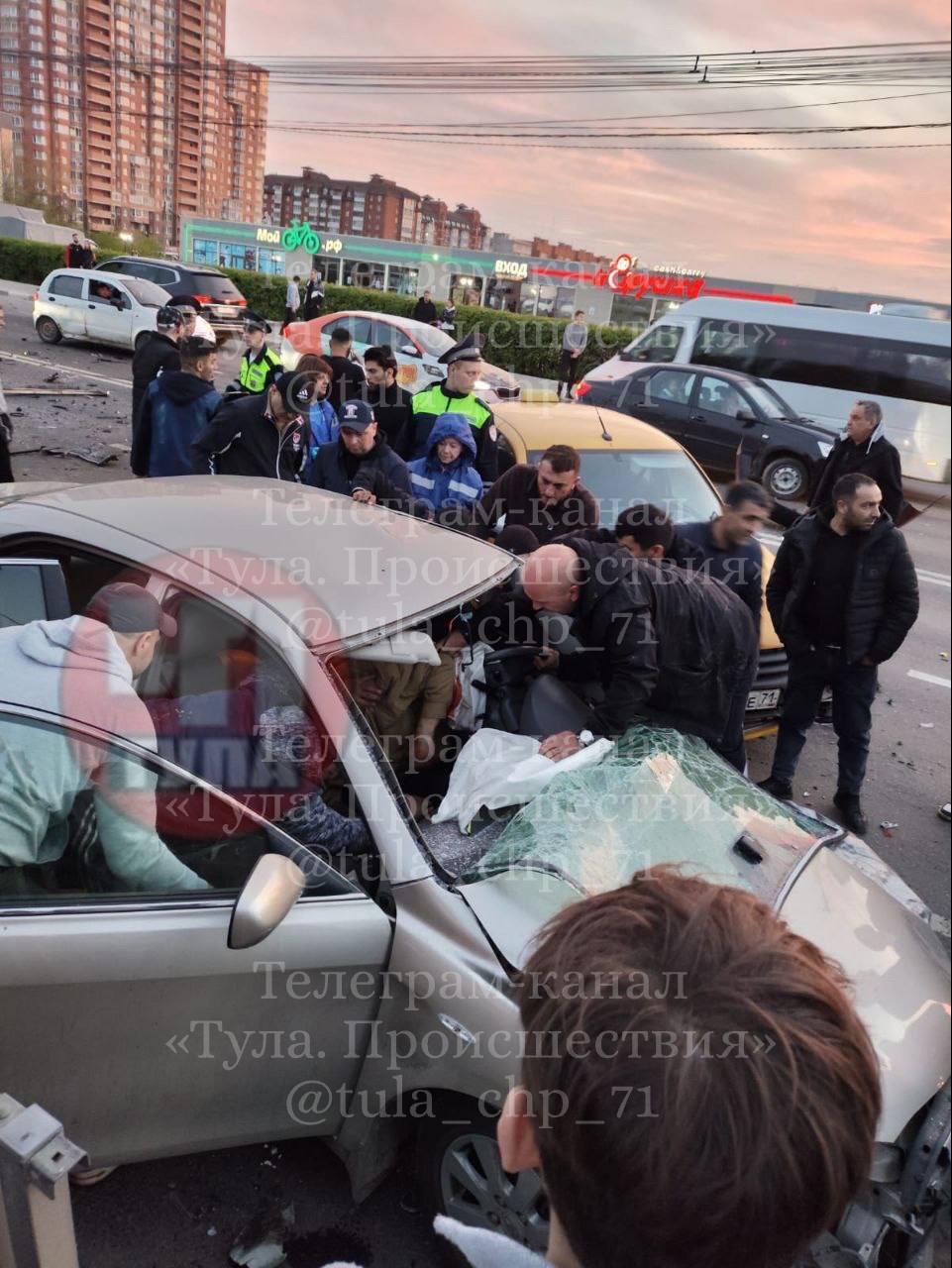Превысил скорость до 120 км/ч: дело о смертельном ДТП на проспекте Ленина передано в суд «В ходе расследования установлено, что вечером 3 мая 2025 года Дубовенко, управляя личным технически исправным автомобилем марки «Chevrolet Camaro», нарушил правила дорожного движения, превысив разрешенную скорость в населенном пункте до 120 км/ч. Двигаясь по крайней правой полосе движения проезжей части проспекта Ленина, потеряв контроль над управлением автомобилем, допустил его занос влево по ходу движения, пересек линию горизонтальной дорожной разметки, выехал на полосу встречного движения, где столкнулся со встречным автомобилем марки «Toyota Camry», — сообщает пресс-служба прокуратуры Тульской области. Он обвиняется по ч. 5 ст. 264 УК РФ нарушение лицом, управляющим автомобилем, правил дорожного движения, повлекшее по неосторожности смерть двух лиц . Напомним, в результате ДТП 68-летняя пассажирка пострадавшего автомобиля погибла на мете происшествия, а 62-летний водитель от полученных повреждений скончался в больнице. Проголосовать за канал: голос! Тула. Происшествия Наш ВКонтакте Прислать новость: