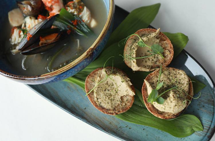 Улиток для гастрономических деликатесов будет выращивать приморец на дальневосточном гектаре Первую в регионе улиточную ферму с агротуризмом откроют на дальневосточном гектаре в Надеждинском округе Проект реализует компания Добрыня Улитыч резидент свободного порта Владивосток Что задумано Выращивать до 7 тонн улиток в год Производить деликатесы мясо в соусах паштеты икру вяленые снеки Принимать до 1 8 тыс туристов в год с экскурсиями мастер классами и дегустациями Инвестировать 19 млн рублей Синергия двух мер поддержки Гектара и СПВ позволяет нам развивать необычный для региона бизнес делая ставку на качество и туристический сервис Подготовка стартует в этом году а первые улитки и гости появятся на ферме в 2027 говорит директор компании Максим Добровольский Напомним что с сентября 2024 года получить статус резидента СПВ стало проще бизнес план можно подать в укороченном формате а минимальные инвестиции составляют 500 тыс рублей за три года