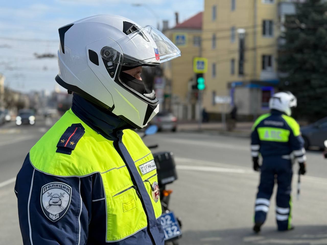 В Брянске на майские праздники на дороги выедут скрытые экипажи ДПС  В Брянске на майские праздники усилят патрулирование дорог. Как сообщили в ГАИ города, с 30 апреля по 11 мая Госавтоинспекция города переходит на усиленный режим несения службы. В городе начнёт действовать особый формат патрулирования, на дороги выйдут дополнительные экипажи ДПС, включая скрытые автомобили.  Основное внимание будет уделяться для выявления водителей с признаками опьянения, а также тех, кто лишён прав или вовсе никогда их не получал. Проверки пройдут в два этапа в рамках акции «Нетрезвый водитель»: с 30 апреля по 4 мая и с 7 по 11 мая.  Сотрудники ГИБДД проведут сплошные проверки транспорта, а также профилактическую работу с нарушителями. Под особый контроль попадут мотоциклисты, пешеходы и дети, то есть самые уязвимые участники дорожного движения. В патрулировании дорожным полицейским помогут сотрудники ППС.  В ведомстве напомнили, что в праздничные дни возрастает риск ДТП. Алкоголь за рулём — преступление, последствия которого могут быть трагичными. Брянцам советуют сообщать о нетрезвых водителях по телефону дежурной части ГИБДД.