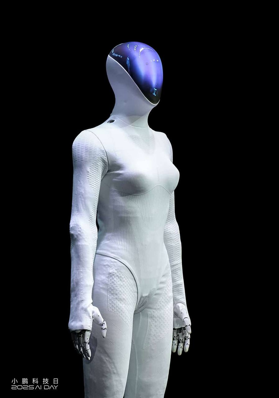 Я робот стал реальностью китайцы выпустили нового гуманоидного робота Компания Xpeng показала ассистента которому можно выбрать ПОЛ У него имитирована кожа кости и мышцы Также можно будет их приодеть строгие костюмы для мужских версий и школьницы для женских Цены не называются старт продаж в 2026 году