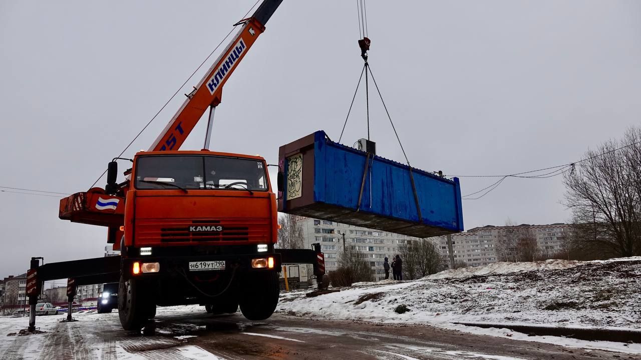 В Сергиево-Посадском округе начался снос нестационарных объектов торговли, которые установлены незаконно или срок размещения которых истёк в прошлом году  Одной из первых убрали торговую палатку на улице 40 лет Победы в Краснозаводске.  «Срок договора закончился 31 декабря 2024 года. Соответственно, собственник получил предписание о том, что ему необходимо добровольно демонтировать свой объект. Лучше, конечно, чтобы демонтаж производился самим собственником. В противном случае комиссия по демонтажу будет выезжать и демонтировать объекты. И эти расходы будут относиться к собственникам данных объектов», — сказала Татьяна Ильина, вице-президент Торгово-промышленной палаты, депутат окружного Совета, член фракции партии «Единая Россия».  Снос нестационарных объектов торговли производится по всему Подмосковью по поручению губернатора Московской области Андрея Воробьёва.  Для Сергиева Посада это еще возможность в рамках реализации Стратегии развития города значительно улучшить облик общественных пространств.  Вопрос находится на контроле главы Сергиево-Посадского округа Оксаны Ерохановой. Всего с списке подлежащих демонтажу объектов порядка 70 нестационарных торговых точек.