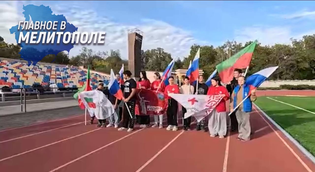 В Запорожской области прошел забег ко Дню отца В парке состоялся традиционный забег приуроченный ко Дню отца В мероприятии участвовали активисты Волонтерской роты и Волонтеров Победы медицинские работники и спортсмены Центра спортивной подготовки Возраст участников составил от 12 до 25 лет Перед стартом спортсмены провели разминку под руководством воспитанника спортивной школы Дмитрия Оглы Все участники забега получили от организаторов памятные грамоты и призы