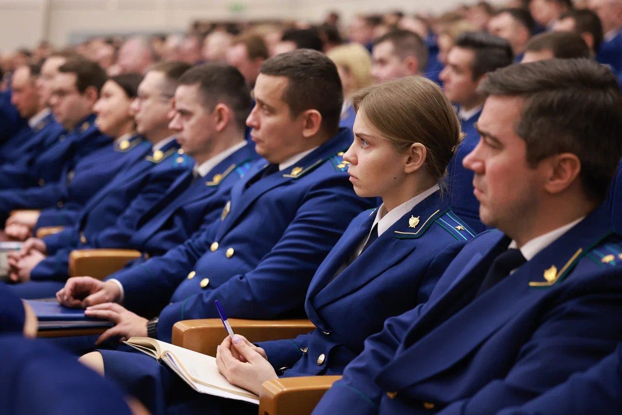 На расширенном заседании коллегии прокуратуры столицы прокурор города Москвы Максим Жук рассказал об итогах работы в 2024 году, о задачах по укреплению законности и правопорядка в нашем городе.   Прокуратура играет ключевую роль в защите прав граждан, обеспечении справедливости и борьбе с нарушениями закона. На заседании Мэр Москвы Сергей Собянин назвал направления, где особенно необходима помощь прокуратуры, где нужны общие усилия власти и правоохранителей:   Цифровая преступность. Мы наблюдаем большой рост преступлений, случаев телефонного мошенничества. Общее их количество достигло почти половины от всех преступлений, совершаемых в столице.    Ситуация в миграционной сфере. Сегодня Москва проводит ряд экспериментов, например, создание электронного паспорта мигранта с полной биометрией.   Вместе мы эффективно работаем над совершенствованием столичного законодательства: сотрудники Прокуратуры участвуют в обсуждении законопроектов на заседаниях, принимают активное участие в разработке проектов нормативных правовых актов. По инициативе столичной Прокуратуры в седьмом созыве принято 11 городских законов.   Благодарю Прокуратуру города Москвы за чуткость и внимание к людям, за профессиональное, добросовестное отношение к работе, за плодотворное сотрудничество с Московской городской Думой!