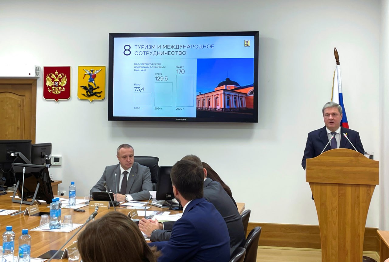 Дмитрий Морев представил программу развития Архангельска на ближайшую пятилетку Сегодня на 20 й сессии Архангельской городской Думы выбирают главу Архангельска Претендентов два это действующий глава города Дмитрий Морев и руководитель муниципального предприятия Горсвет Александр Гурьев Кандидаты представили свои программы развития Архангельска Первым выступил Дмитрий Морев Он обозначил три приоритета позиционирования Архангельска причём не только в масштабах страны но и всего мира С учётом этих приоритетов и основных городских проблем Дмитрий Морев назвал 10 ключевых задач решение которых определит развитие Архангельска в ближайшие годы Подробности на сайте Фото Ильи Леонюка Бизнес класс Архангельск