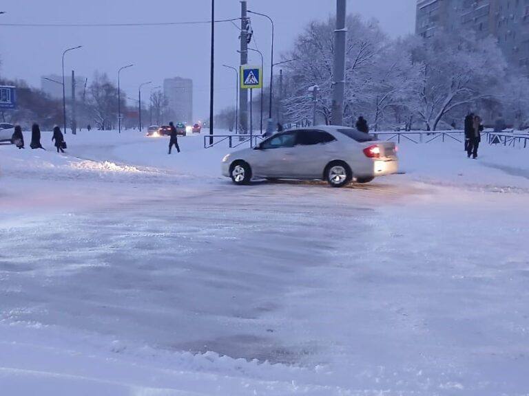 #ВонОноЧто  В Благовещенске оштрафовали заммэра Александра Воронова за ненадлежащую очистку улиц областного центра от снега и наледи на 20 тыс.   Об этом сообщили в Благовещенском городском суде. Проверка, проведённая прокуратурой города совместно с ГИБДД, выявила систематические нарушения в уборке на улицах Текстильной, Кантемирова, Институтской, Красноармейской, Шимановского, Амурской, Богдана Хмельницкого, Чайковского, Горького, Ленина, Загородной, Студенческой и Новотроицком шоссе.  Занесённые снегом дороги не были очищены в установленные сроки, что создавало угрозу безопасности движения.  Во время обильного снегопада в конце ноября обязанности мэра Благовещенска исполнял его заместитель. Именно его и привлекли к ответственности.  Суд установил, что бездействие администрации увеличивало риски ДТП и подвергало опасности жизнь и здоровье благовещенцев. Заммэра признали виновным, ему назначили наказание в виде штрафа в размере 20 тысяч рублей.