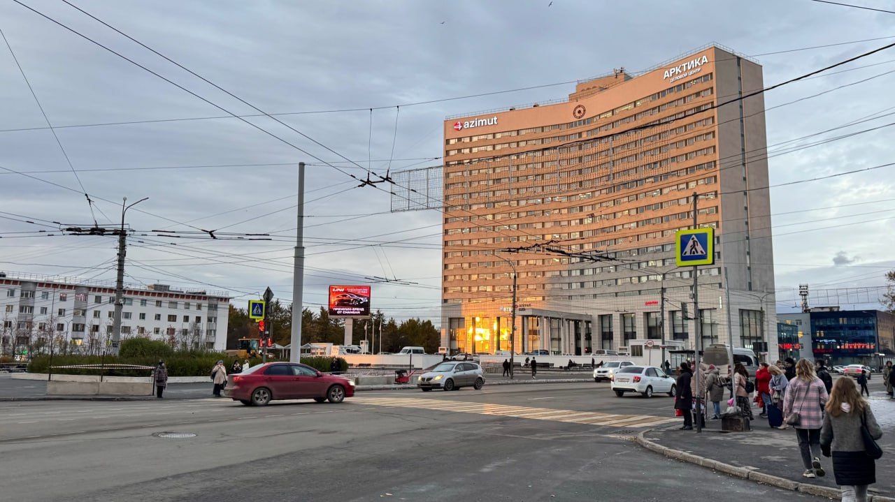 Реконструкцию площади Пять Углов планируют завершить в 2026 году В центре Мурманска продолжается реконструкция площади Пять Углов Сейчас полностью завершены работы по устройству траншей для перекладки инженерных сетей Подрядчики заняты созданием армированного основания под скульптурный массив льдин сначала его зальют черновым бетоном а позже поверх будет нанесён архитектурный Также идёт прокладка кабелей которые будут отвечать за обогрев льдин До конца этого года планируют закончить заливку чернового бетона в тестовом режиме приступить к заливке отдельных элементов архитектурным бетоном завершить укладку гранитной плитки и установить освещение А завершить все работы на площади планируется в 2026 году Параллельно завершается разработка проектной документации по благоустройству площади у Азимута Второй этап благоустройства намечен на 2026 год сейчас ведутся переговоры с собственником здания   Главная газета нашего города