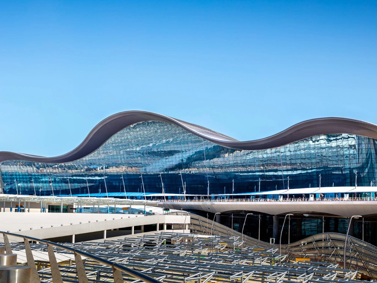 Международный аэропорт шейха Зайда в Абу Даби сообщил что принял рекордное число гостей С 1 июля по 30 сентября пассажиропоток составил 8 35 млн человек что на 10 4 больше чем за аналогичный период 2024 года AllAboutUAE