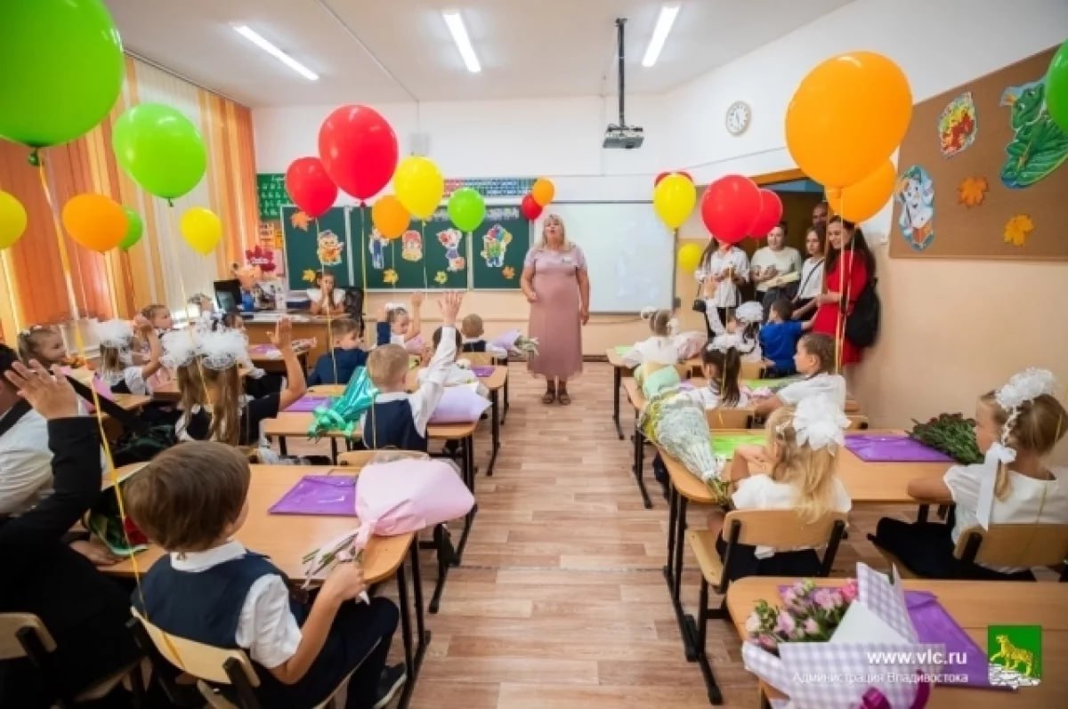 С нового учебного года во Владивостоке запускается экспериментальный проект школы полного дня на базе школы № 40 . Ученики начальных классов смогут оставаться в школе с утра до вечера. После уроков детям будут доступны творческие кружки и развивающие занятия . Администрация города планирует оценить востребованность такой организации учебного процесса в течение года. Если проект окажется успешным, подобная практика может появиться и в других школах. Информацию предоставила пресс-служба администрации Владивостока. Параллельно в городе продолжается ввод уроков по управлению беспилотниками . За год этот предмет освоили в девяти школах, а скоро программу расширят ещё минимум на четыре учебных заведения. #Владивосток #Школа #Образование #ШколаПолногоДня #Допобразование #Образование2025 #НовыеТехнологии Подробнее