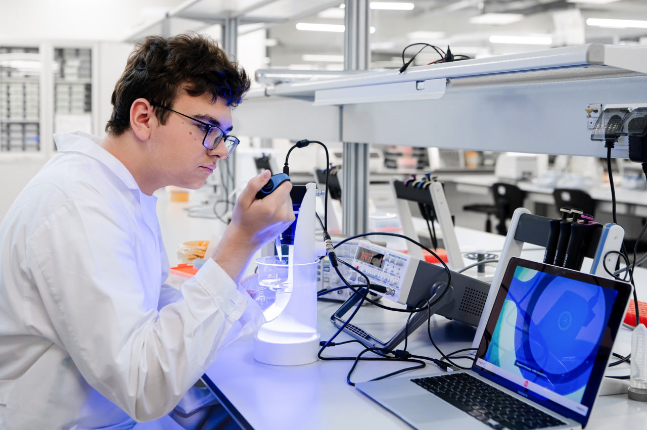 Инновации и наука конкурс Большие вызовы открывает двери для молодежи Начался приёма заявок на 11 й конкурс научно технологических проектов Большие вызовы В 2026 году состязание приобретает международный статус Конкурс охватывает 11 направлений от агропромышленных и биотехнологий генетики и биомедицины космических исследований до экологии больших данных и когнитивных исследований В этом году появилось направление Транспортно логистические системы морские авиационные и беспилотные технологии Также расширена тематика направления Новые материалы и нанотехнологии включившая микроэлектронику К участию приглашаются ученики 7 11 классов и студенты 1 2 курсов колледжей и техникумов В 2026 году очные защиты проектов финалистов по всем направлениям состоятся на территории Сириуса Победители и призеры конкурса получат возможность участвовать в очной научно технологической программе в Сириусе работая над реальными проектами под руководством ведущих экспертов Девятиклассники победившие в направлениях связанных с IT смогут поступить без экзаменов на новую программу специалитета Университета Сириус Одиннадцатиклассники достигшие успехов в направлениях Агропромышленные и биотехнологии и Генетика и биомедицина смогут зачесть результаты по химии или биологии как 100 баллов при поступлении в Университет Сириус на программу Биоинженерия Подробнее читайте на сайте Университета при отборе на программы Подавайте заявку до 20 февраля на сайте Больших вызовов