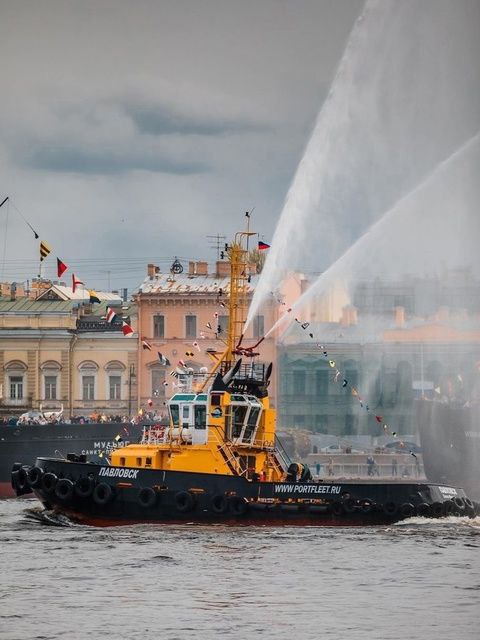 Фестиваль ледоколов вновь пройдёт в Петербурге   С 1 по 4 мая на набережной Лейтенанта Шмидта пришвартуются настоящие арктические суда, действующие ледоколы, которые все четыре дня будут открыты для свободного посещения.