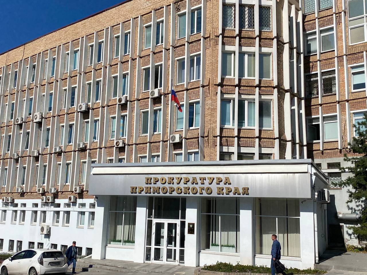 В Приморье суд рассмотрит уголовное дело в отношении жительницы г. Москвы, являющейся пособницей Антона Семикина - лидера преступного сообщества, специализирующегося на легализации и отмывании денежных средств  В прокуратуре края обвинительное заключение в отношении жительницы г. Москвы.  Она обвиняется по ч. 5 ст. 33, ч. 4 ст. 159 УК РФ  пособничество в мошенничестве, то есть содействие совершению хищения чужого имущества путем обмана, совершенного группой лиц по предварительному сговору, в особо крупном размере, советами, указаниями, предоставлением информации, средств и орудий совершения преступления и устранением препятствий .  Фигурантка, 1978 года рождения, в период с апреля по ноябрь 2022 года путем подыскивания лизинговых организаций, предоставления офисного помещения, проведения переговоров между участниками рынка, содействовала оформлению между аффилированными лицами договоров купли-продажи 11 единиц специализированной и строительной техники в лизинг.    В результате участники преступного сообщества незаконно завладели более чем 145 млн. рублей, принадлежащими лизинговой организации.  В ходе расследования обвиняемая нарушила избранную меру пресечения в виде домашнего ареста, скрылась от органов предварительного расследования.   Она задержана в Республике Беларусь при пересечении границы по поддельному паспорту гражданина Российской Федерации и в последующем экстрадирована в Россию для привлечения к уголовной ответственности.   Напомним, уголовное дело в отношении организатора и участников преступного сообщества, специализирующегося на легализации и отмывании денежных средств находится на рассмотрении в суде.