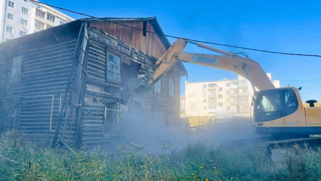 Начался снос аварийного дома на улице Халтурина в Якутске В пятницу 5 сентября начали сносить аварийный двухэтажный дом на улице Халтурина 5 1 Деревянный дом 1958 года постройки был признан аварийным в феврале 2015 года На сегодня все жильцы расселены восемь семей переехали в новые квартиры три предпочли получить выплаты yakutiadaily