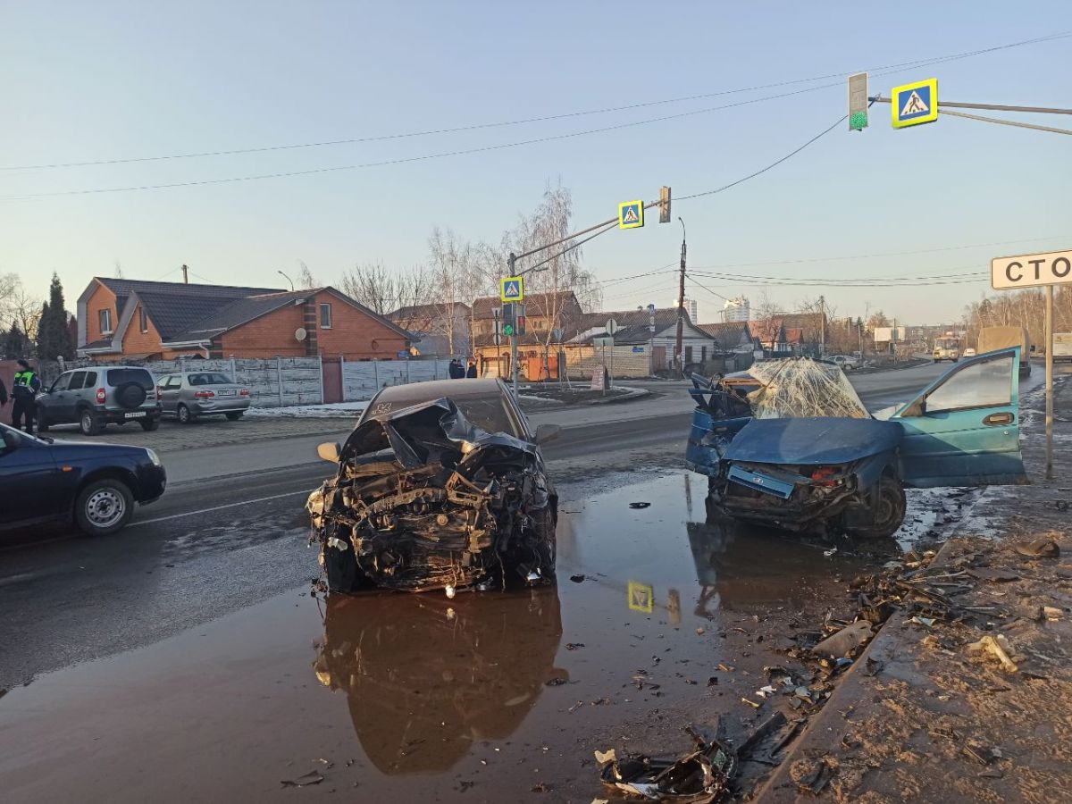 На Городской произошло жесточайшее лобовое столкновение автомобилей     Два человека госпитализированы с травмами после аварии на улице Городская. Как сообщили в полиции, лобовое столкновение произошло в 16.20.  ↗  Прислать новость   Подписаться