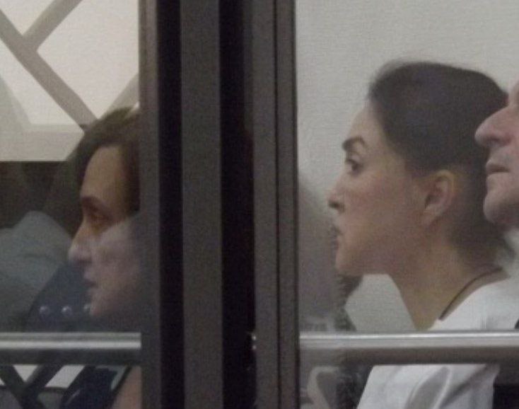 СМИ рассказывают о криминальной деятельности возглавляших ростовских суд взяточниц Золотаревой и её зама Юровой.  Еще одна история была связана с решением Аксайского райсуда по иску ИП Галиченко С.А. к «Великолукскому заводу металлоконструкций 60» о взыскании по договору займа. «Неустановленное лицо», связавшись с Юровой, передало 1 миллион рублей, чтобы в апелляции решение райсуда не было изменено. По мнению обвинения, Золотарева и Юрова оказали давление на судей коллегии облсуда по гражданским делам и убедили их в отсутствии оснований для отмены решения Аксайского райсуда, - пишет Блокнот.  Раньше они были на самом верху влияния в Ростовской области. Кайфовали с Голубевым. И по беспределу всех судили за деньги. Сейчас судят их - они позорно сидят в клетке. Повод задуматься тем судьям, чиновникам или силовикам, кто сейчас берёт взятки.  Источник: BAZA 2.0
