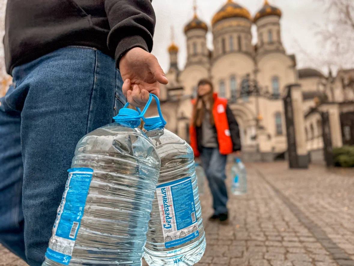 Сегодня Первые Донецкой Народной Республики из прифронтовой Горловки доставили более 350 литров питьевой воды пожилым и маломобильным жителям города Из за водной блокады ДНР люди ежедневно сталкиваются с нехваткой воды и особенно тяжело нашим пенсионерам Благодаря нашим волонтёрам такая поддержка стала системной только за этот год в Горловке ребята доставили около 15 000 литров воды Ребята горжусь вами MAX канал