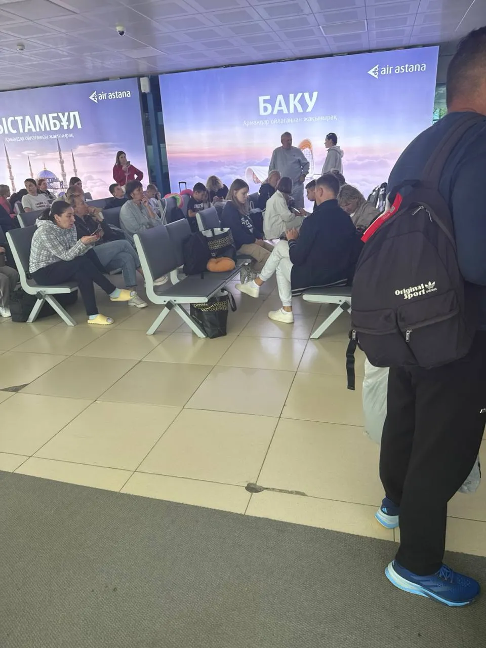 Туристы из Казани застряли в аэропорту Казахстана из за введенных в Татарстане ограничений нампишут что туристы из Антальи и Шарм эш Шейха возвращались домой но вынужденно приземлились в Казахстане По словам пассажиров из Турции их 7 часов не выпускали из самолета несмотря на то что пограничники готовы были пустить людей в аэропорт В итоге они попалив в воздушную гавань но встретиться с представителем турецкой авиакомпании Corendon не удалось людям лишь выдали багаж Водой их обеспечили сотрудники аэропорта сами туристы купить ничего не могут российские карты в Казахстане не работают Нам сообщили что до 12 ночи экипаж отдыхает то есть мы не улетим Нам гостиницы не предоставляют мы находимся в аэропорту С консульством пока связаться не получается пишут читатели и делятся фото Встречаемся в МАКС