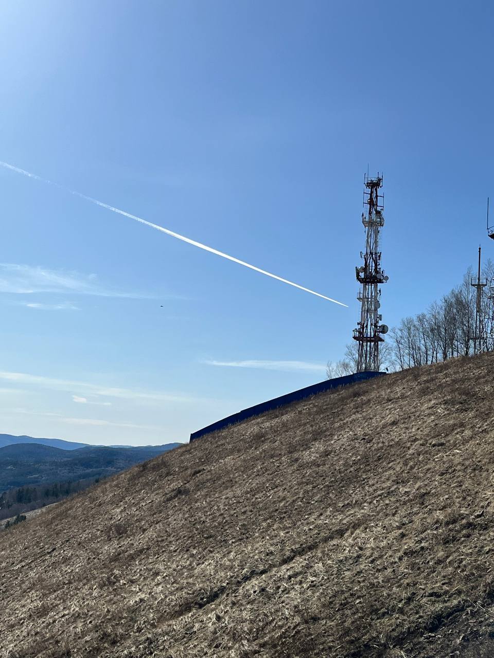 Цифровая экосистема МТС обеспечила устойчивое покрытие мобильной сети LTE в селе Магруцек Краснокаменского округа Доступ к цифровым сервисам МТС получили более 750 человек а также туристы и путешественники путешествующие по Забайкалью на поезде Название села Маргуцек переводится с бурятского языка бодающиеся горы в честь расположенных неподалёку сопок Скоростной мобильный интернет МТС покрывает всю территорию села школу и дом культуры выйти в сеть могу также путешествующие по железной дороге и любители археологи В 1983 году в пяти километрах от села Маргуцек археологи открыли древнее святилище бронзового века На останце сопки по левому берегу реки Урулюнгуй нанесены различные рисунки сделанные охрой а также жертвенник с многочисленными артефактами среди которых были ножевидная пластина бусины керамика и бронзовые предметы Мы продолжаем обеспечивать стабильной связью и скоростным мобильным интернетом населенные пункты края Это позволяет жителям и гостям Забайкалья больше путешествовать по региону открывая для себя новые и уникальные места и оставаясь при этом на связи Местные жители получают больше возможности для собственной реализации например заниматься предпринимательской деятельностью или дистанционно получать образование рассказал директор МТС в Забайкальском крае Денис Бойко