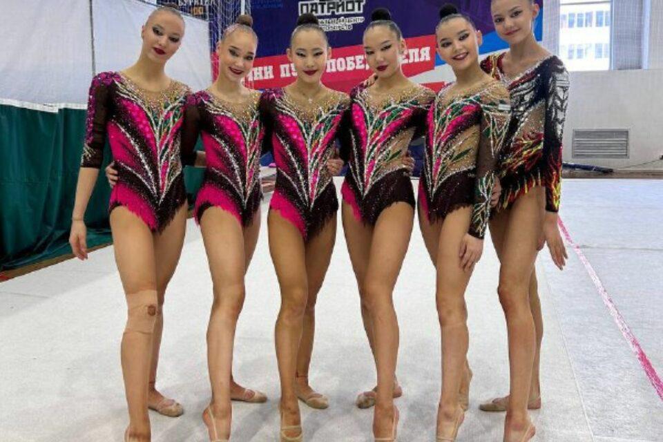 Якутские гимнастки заняли первое место на чемпионате ДФО На чемпионате ДФО по художественной гимнастике проходящем в Улан Удэ сборная Якутии выступающая по программе мастеров спорта заняла первое место в групповых упражнениях Наша команда впервые в истории спорта Якутии становится чемпионом Дальневосточного федерального округа Поздравляем спортсменок тренеров и всех любителей художественной гимнастики с этим событием отметили в Федерации художественной гимнастики региона В групповых упражнениях выступили гимнастки сборной Якутии Полина Гарбуз Елизавета Фадеева Виолетта Алексеева Нарияна Петрова Кристина Ксенофонтова и Наргиза Демидович Все новости Яестьновость Обсудить Читайте нас в MAX
