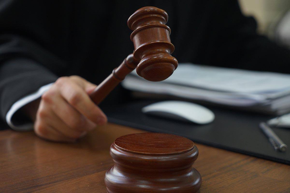 Суд взыскал более 6 млрд рублей за строительство ЖК на сельхозземлях в Сочи Горячеключевским городским судом Краснодарского края удовлетворен иск заместителя Генерального прокурора РФ к четверым предпринимателям, администрации Сочи и к управлению Федерального агентства по управлению государственным имуществом на Кубани и в Адыгее о взыскании в пользу Российской Федерации суммы ущерба и компенсации экологического вреда. Установлено, что бизнесмены незаконно построили несколько жилых комплексов вдоль Черноморского побережья в Адлерском районе Сочи на землях сельскохозяйственного назначения. Решением суда в счет возмещения ущерба с них солидарно взыскано рублей. В счет возмещения вреда, причиненного почвам как объекту охраны окружающей среды, взыскано рублей. В доход государства также взыскана государственная пошлина в размере 900 000 рублей и оплата за производство судебной экспертизы в размере 450 000 рублей. - Решение в законную силу не вступило, - сообщили в Объединенной пресс-службе судов Краснодарского края. Подписаться Поделиться