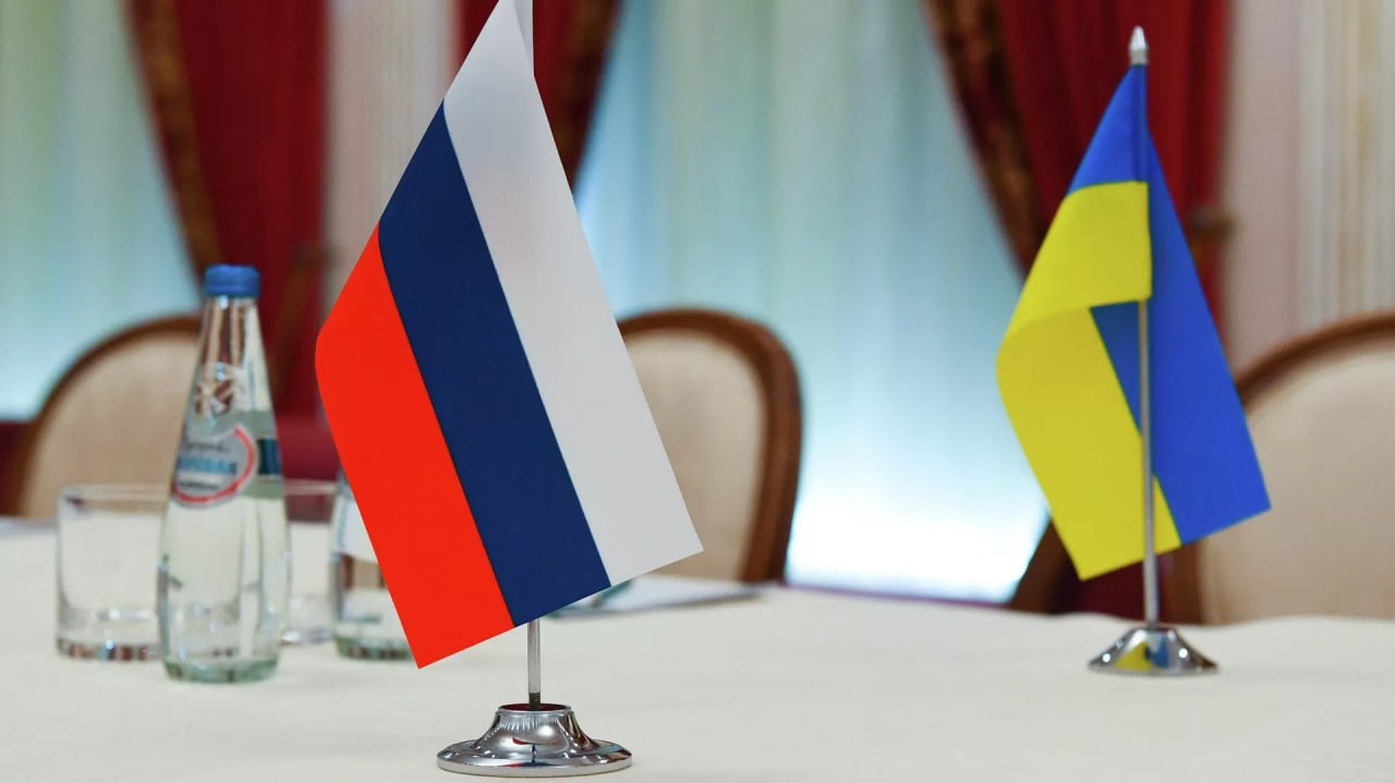 УРЕГУЛИРОВАНИЕ КОНФЛИКТА РЕШЕНИЯ ПО УКРАИНЕ ДОЛЖНЫ ПРИНИМАТЬ МОСКВА И КИЕВ Решения по урегулированию конфликта на Украине должны приниматься Москвой и Киевом за столом переговоров, хотя у США есть свои требования по этому вопросу, заявила в субботу, 31 мая, официальный представитель госдепартамента Тэмми Брюс. «Сейчас, очевидно, в рамках переговоров, которые я не могу комментировать, или в любых дипломатических подходах, президент Дональд Трамп – ред. очень публично заявляет, что он чувствует… Но это условия урегулирования конфликта – ред. уже должно быть между сторонами – между Украиной и Россией. Мы посадили людей за стол переговоров. Они знают, какие наши требования, но это действительно будет зависеть от них», – сказала официальный представитель госдепартамента Тэмми Брюс, комментируя обсуждение Москвой и Киевом условий урегулирования конфликта. Она также сообщила, что США не хотят, чтобы переговоры России и Украины затягивались на годы. «Это не вопрос долгого времени. Это не просто стандартная операционная процедура. Это не будет продолжаться месяцами или годами, когда у нас есть стандарты и ориентиры того, что должно произойти. <…> Есть момент, когда вам нужно достичь цели, особенно если каждый день имеет значение», – отметила сказала официальный представитель госдепартамента Тэмми Брюс. Брюс добавила, что президент США Дональд Трамп по-прежнему надеется на завершение конфликта на Украине и остается оптимистом. Фото: РИА Новости / Александр Кряжев #аврорамедиа_мир Telegram-экосистема АВРОРА МЕДИА МЕДИА НОВОСТИ РЕГИОН ЛАЙФ СПОРТ ГЕРЛЗ ХАЙТЕК ПЕРСОНЫ ИНСАЙД КРИМИНАЛ МОЛОДОСТЬ LIVE АВРОРА МЕДИА YOUTUBE RUTUBE