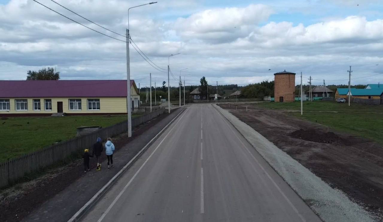 В этом году удалось досрочно завершить все запланированные работы, касающиеся сельских дорог, которые мы приводили в порядок в рамках госпрограммы «Комплексное развитие сельских территорий». Чтобы сделать 13,5 километров, потребовалось 476 миллионов рублей — дорожные работы всегда были и остаются очень дорогостоящим вопросом.  Сельские дороги важны для наших аграрных предприятий, животноводческих комплексов, которые в основном находятся как раз в сёлах. «Брюкке-Агро» в Немецком районе, СПК «Знамя труда» — в Кытмановском, хозяйство «Русь» — в Кулундинском, «Предгорный» — в Красногорском. Аграрии, которые работают на этих и на некоторых других предприятиях края, уже почувствовали разницу.  Помимо этого создаются условия для комфортных поездок жителей населённых пунктов, через которые транзитно проходят дороги, ведущие к сельхозпредприятиям. Там, где работы завершены, стало значительно безопаснее и ездить, и ходить пешком. Появились тротуары, пешеходные переходы, автобусные остановки и многое другое.  Наши сельхозпредприятия выступают соинвесторами дорожных проектов. То есть на деле доказывают свою готовность вкладываться в развитие края, делать работу и жизнь своих сотрудников комфортнее.