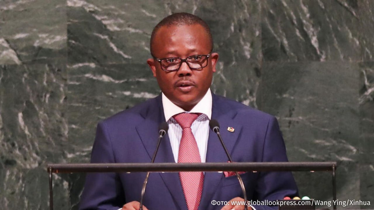 Президент Гвинеи Бисау Умару Сисоку Эмбало заявляет что арестован спустя три дня после выборов и назвал происходящее в стране госпереворотом сообщает Jeune Afrique Кроме того по его словам под стражу были взяты начальник Генштаба ВС страны генерал замначальника штаба генерал и глава МИД Эмбало также заявил переворот организовал начальник штаба армии По нескольким источникам издания стрельба была слышна в середине дня возле дворца и рядом с помещениями избирательной комиссии Президентские выборы состоялись 23 ноября и действующий президент одержал победу набрав 65 голосов согласно его собственным подсчётам Однако официальные результаты должны быть опубликованы в четверг IZ RU в Telegram в MAX