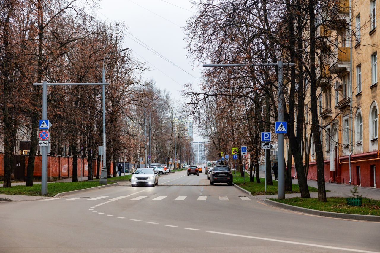 Пять улиц привели в порядок в районе Кунцево ЗАО в этом году Комплексное благоустройство прошло в том числе на улицах Аллея 11 Героев Саперов Оршанская Коцюбинского и других объектах Что сделали заменили более 36 5 тыс кв метров проезжей части отремонтировали почти 12 7 тыс кв метров тротуаров заменили светофоры опоры наружного и контрастного освещения обновили пешеходные переходы и остановочные павильоны Ежедневно в работах задействовали порядка 70 рабочих и более 20 единиц техники включая катки бортовые грузовики фронтальные погрузчики и машины распределяющие асфальтобетонную смесь Работы выполнялись параллельно на нескольких участках В рамках реализации программы комплексного благоустройства улиц создаются комфортные условия и для автомобилистов и для пешеходов не только обновляется дорожное полотно но и появляются удобные подходы и подъезды к жилым кварталам пешеходные переходы современные остановочные павильоны стелы пешеходной навигации другие элементы комфортной городской среды и места для отдыха Больше о событиях Москвы в каналах Мэра Москвы Сергея Собянина и Городское хозяйство Москвы в MAX