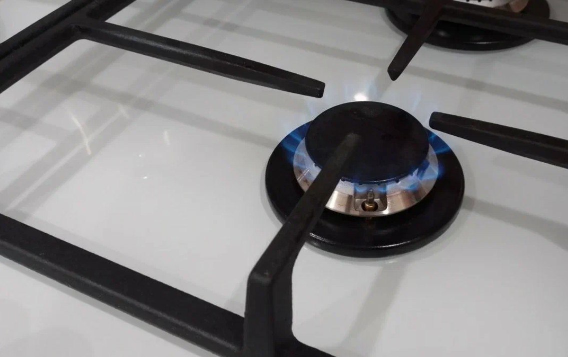 Без газа остались сотни жителей Железноводска   О временных неудобствах глава города-курорта предупредил абонентов заранее в своем телеграмм-канале. Речь идет о поселках Иноземцево, Бештау, Капельница и Лермонтовский разъезд.   Как сообщили специалисты, ресурс отключили для подготовки к новому отопительному сезону. Газ обещают вернуть в дома жителей к 7 вечера.