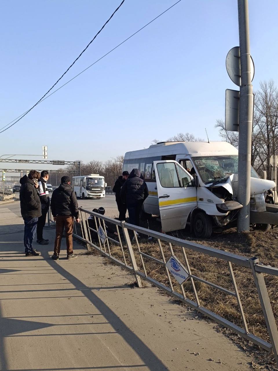 В Подмосковье маршрутка влетела в столб, предварительно есть пострадавшие.  В Балашихе маршрутка влетела в столб в районе литейно-механического завода на шоссе Энтузиастов. Местные паблики сообщают о нескольких пострадавших. Затруднений в районе ДТП сейчас нет.  Upd: двоих пассажиров маршрутки с травмами доставили в больницу.