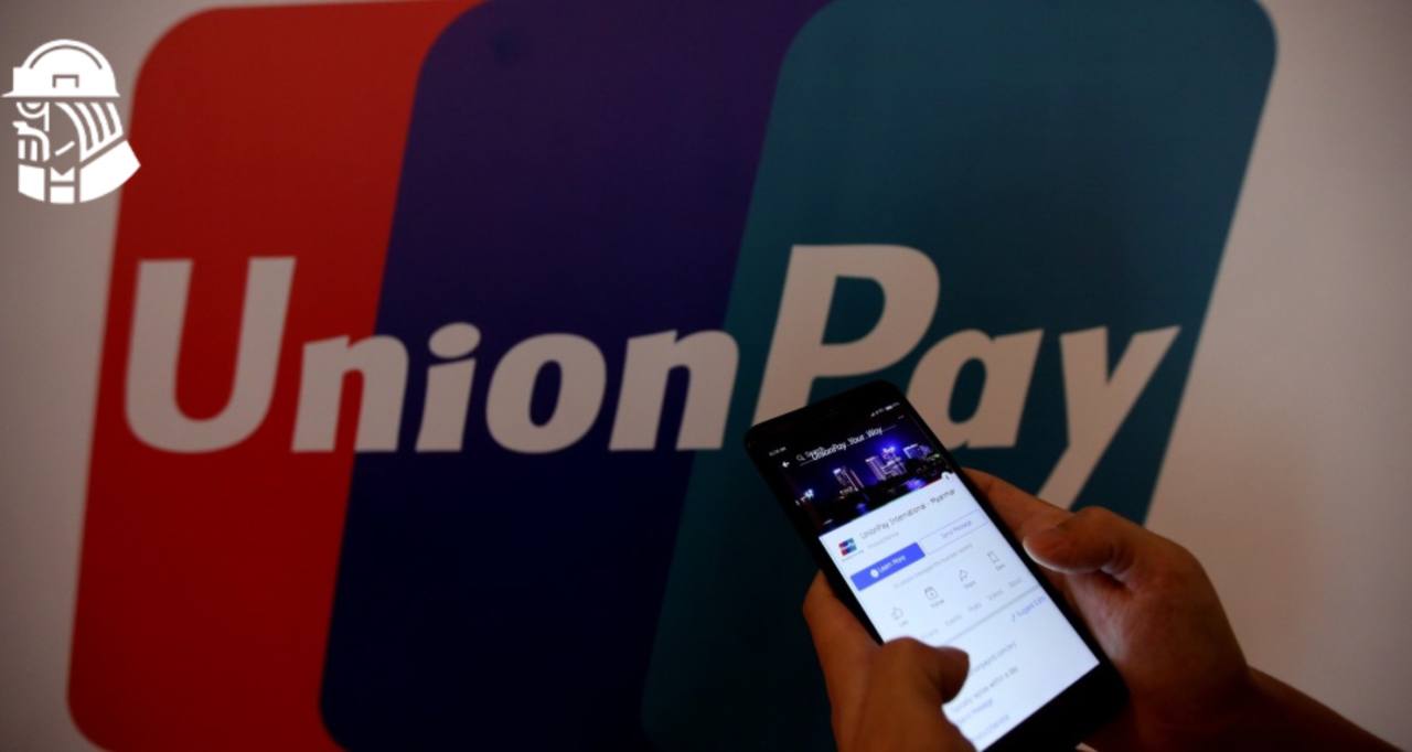 В Китае запустили платежный сервис Nihao China для владельцев российских карт UnionPay Для российских туристов в Китае заработало приложение Nihao China позволяющее оплачивать покупки по QR кодам с помощью карт UnionPay выпущенных Россельхозбанком или АТБ Сервис интегрирован с системами WeChat Pay и Alipay работает без комиссии и подходит для оплаты в магазинах кафе на рынках и в транспорте Оплата происходит напрямую с банковского счета по курсу банка без необходимости пополнения баланса однако на данный момент существуют ограничения при вызове онлайн такси kvadratnymaster