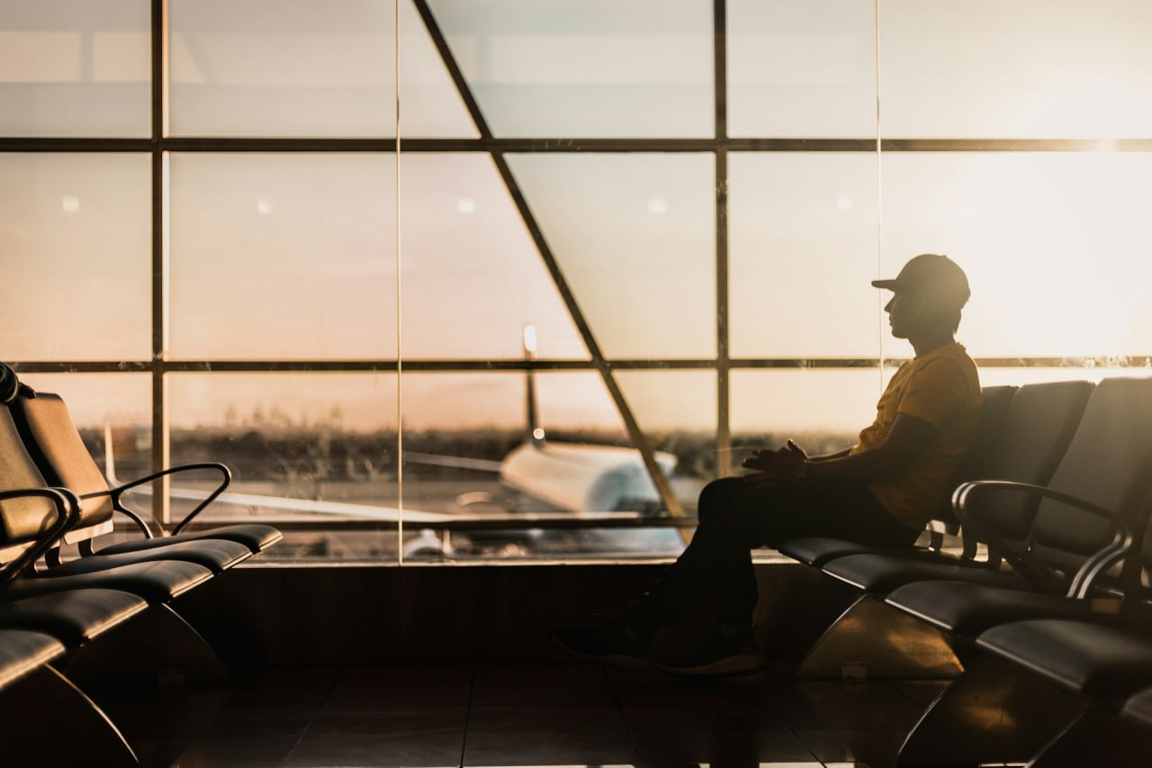 Росавиация поставила ультиматум египетскому перевозчику AlMasria Universal Airlines: если задержки рейсов не прекратятся к 1 августа, авиакомпании могут отказать в выполнении чартерных программ. Только за первую половину июня из 213 выполненных AlMasria перелетов 40% задержались более чем на 2 часа. Некоторые опоздания достигали 37 часов. В Росавиации настроены серьезно, в AlMasria отвечают тем же: пообещали, что расписание придет в норму уже в течение двух недель. Подробности — в материале Profi.Travel. #авиакомпании #египет #хургада #шармэльшейх #туроператоры #туристы #almasria