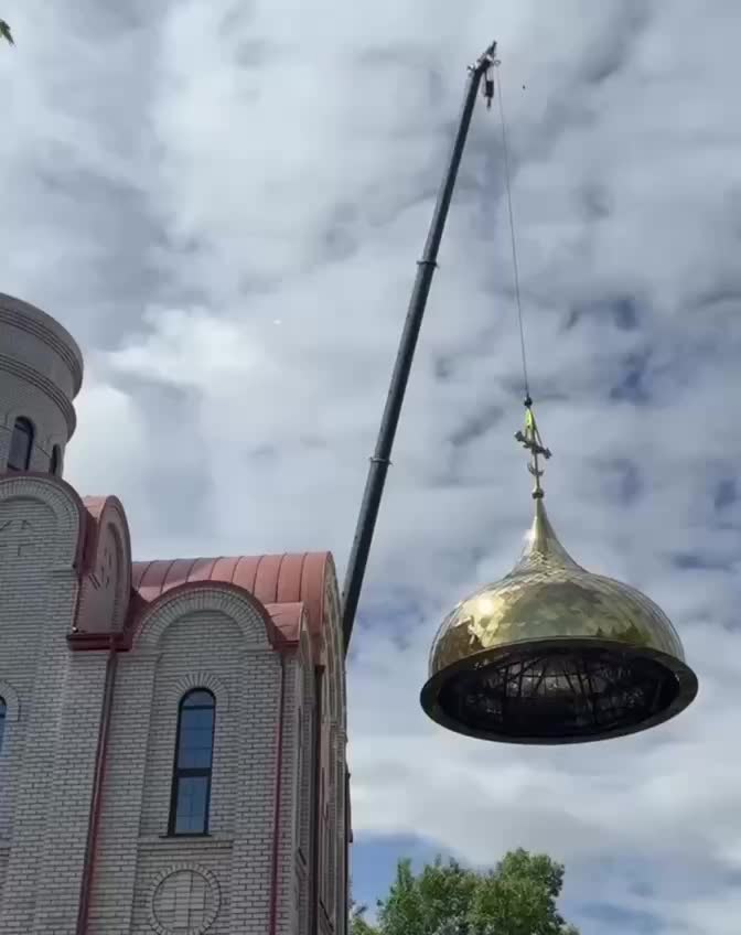 В Барнауле освятили купол Спасо-Сергиевского собора