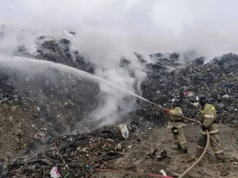 Андрей Кравченко Ликвидацию возгорания на полигоне Терра Н его эксплуатацию и деятельность Южного регионального оператора обсудили совместно с руководителями надзорных органов депутатским корпусом и представителями общественности Новороссийска В настоящее время площадь возгорания составляет 200 квадратных метров Ликвидация все еще продолжается сотрудники Новороссийского пожарно спасательного гарнизона круглосуточно контролируют ситуацию на объекте не допуская распространения огня Без решительных действий руководства полигона ликвидация последствий может затянуться Метод проливки водой показывает свою неэффективность Для успешной ликвидации необходимо регулярно просыпать очаги возгорания грунтом и использовать тяжелую технику Однако руководство полигона не предпринимает необходимых шагов для реализации этих мер подъездные дороги для спецтехники к очагам в местах схода мусорных отходов не оборудованы а пожарная охрана полигона работает только в дневное время Полученные ранее четкие рекомендации федеральных властей и пожарной охраны не выполняются Ситуация ухудшается и требует срочного вмешательства Надзорные органы проведут проверку деятельности руководства полигона и дадут ей соответствующую оценку Первоочередная задача сейчас ликвидировать возгорание Встреча позволила прояснить реальную ситуацию а представители общественности смогли задать интересующие их вопросы В ближайшее время встретимся еще раз город должен получить конкретные ответы от собственников полигона Подписаться на каналы Новости Подработка Помощь Мы в MAX Вещи даром