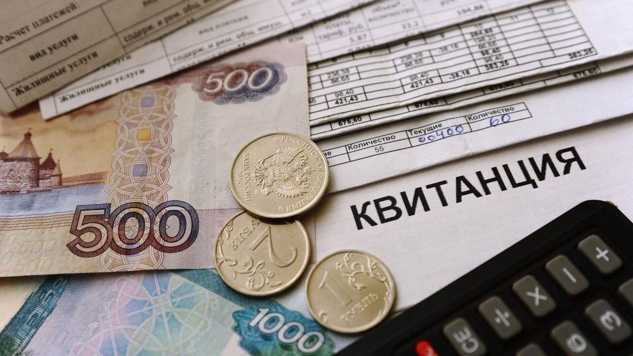 Предельные темпы роста тарифов на коммунальные услуги в ЛНР составят от 14 % на водоснабжение и до 50 % на услуги по обращению с твердыми коммунальными отходами, об этом сообщили в Правительстве Республики. Изменения коснутся тарифов на следующие услуги: ⏺электроснабжение; ⏺газоснабжение; ⏺теплоснабжение; ⏺водоснабжение и водоотведение; ⏺обращение с твёрдыми коммунальными отходами. По словам председателя Комитета тарифного и ценового регулирования ЛНР Ларисы Духиной, конкретные размеры тарифов по видам коммунальных услуг зависят от экономики каждой организации коммунального комплекса. "В результате изменения тарифов средний рост ежемесячного платежа составит до 24 %. Конкретный размер повышения платы семьи зависит от набора коммунальных услуг в жилом помещении и объемов их потребления", - отметила Лариса Духина. Например, ежемесячный платеж за коммунальные услуги по двухкомнатной квартире с централизованным отоплением площадью 50 м2 с двумя проживающими в отопительный период увеличится в среднем на 807 руб. или 23,7 %, в межотопительный период – на 283 руб. или 23,1 %. При этом, все льготы и компенсации на оплату жилищно-коммунальных услуг сохранятся. Если расходы на оплату жилищно-коммунальных услуг, рассчитанные исходя из размера установленных социальных норм потребления, превышают 15 % в совокупном ежемесячном доходе семьи, граждане имеют право на компенсационные выплаты. Обращаем внимание, что оплата услуг по тарифам, которые вступают в силу с 1 июля 2025 года, начнет взиматься в августе 2025 года.