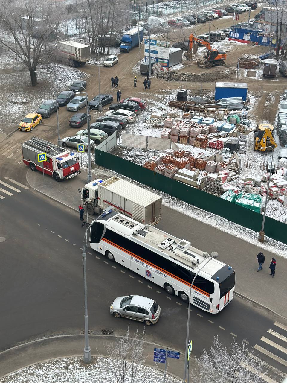 Москвичка застряла в лифте из-за отключения света в Северном и уже полтора часа ждёт помощи   Был поврежден силовой кабель во время стройки на 9-й Северной линии, из-за этого обесточены детсад, школа и около 30 жилых домов. Отключение коснулось жителей с 1-й по 9-ю Северную линию; Дмитровского шоссе и СНТ «Северянин»  На месте ведутся аварийные работы  ЧП / Москва