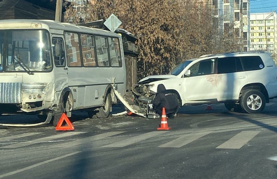 Работник автомойки в Иркутске угнал внедорожник ради завтрака с девушкой, но попал в ДТП  В Иркутске полицейские задержали администратора автомойки после ДТП с участием внедорожника Toyota Land Cruiser и маршрутного автобуса "ПАЗ".  Задержанный работник автомойки, расположенной в Ленинском округе Иркутска, решил взять внедорожник клиента, который пригнали для химчистки. Вместе со знакомой он отправился на машине позавтракать, однако в пути попал в аварию.