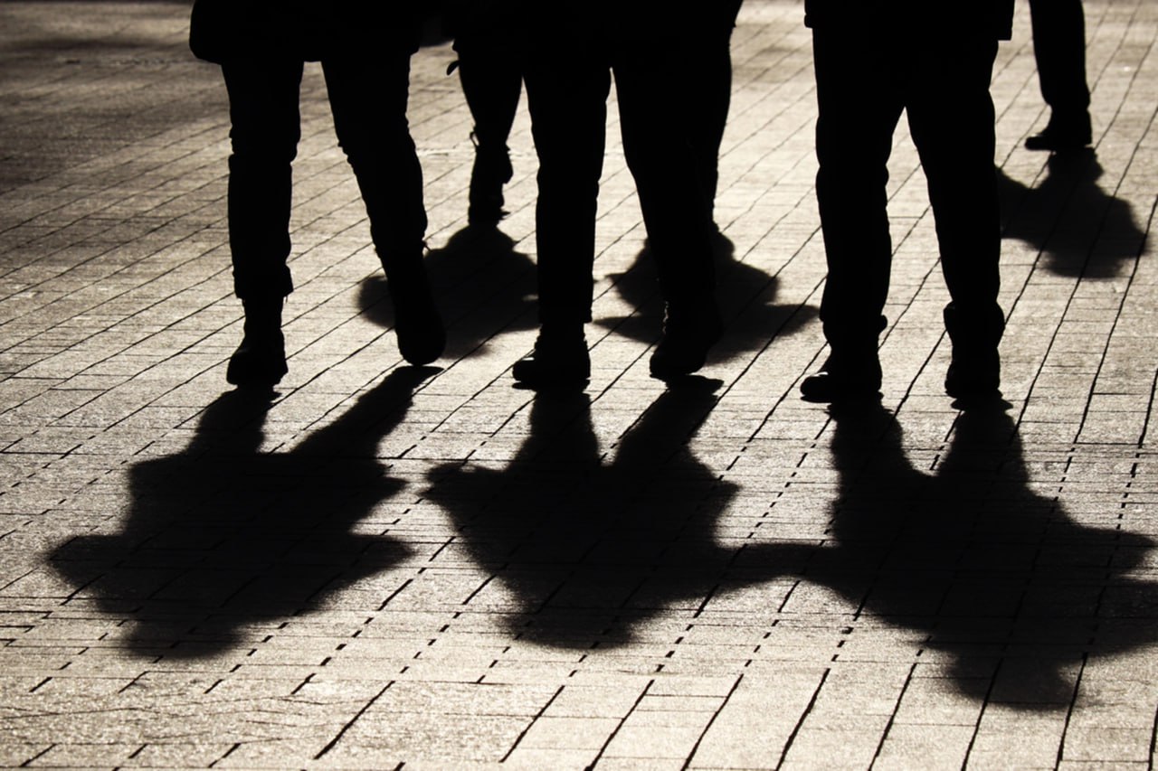 Подростков совершивших тяжкие преступления предложили признавать полностью дееспособными Что это значит на практике Полностью дееспособные по аналогии со взрослыми подростки могут отвечать по всей силе Уголовного кодекса за свои действия Поводом для такого предложения стало резонансное ЧП в Ульяновской области Там двое 16 летних избили пожилого человека и сняли на мобильный телефон свои подвиги Этим деткам дали лишь условный срок А более жесткое наказание им по закону не положено у таких подростков надо спрашивать хочет ли он проверку на дееспособность У совершившего такое же преступление взрослого эту процедуру не проходят И если подросток не согласен на психиатрическую экспертизу то серьезное наказание ему не положено Подписаться на Российскую газету в Читать нас в MAX