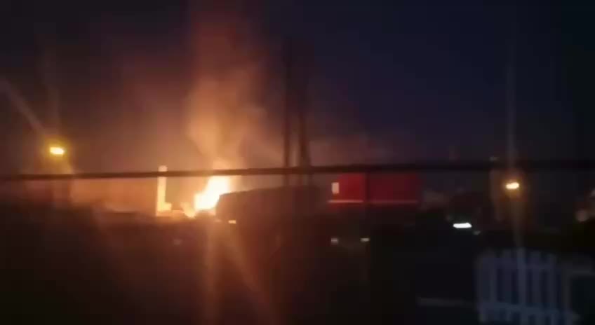 Грузовик врезался в газовую трубу в Туртапке, водитель выжил