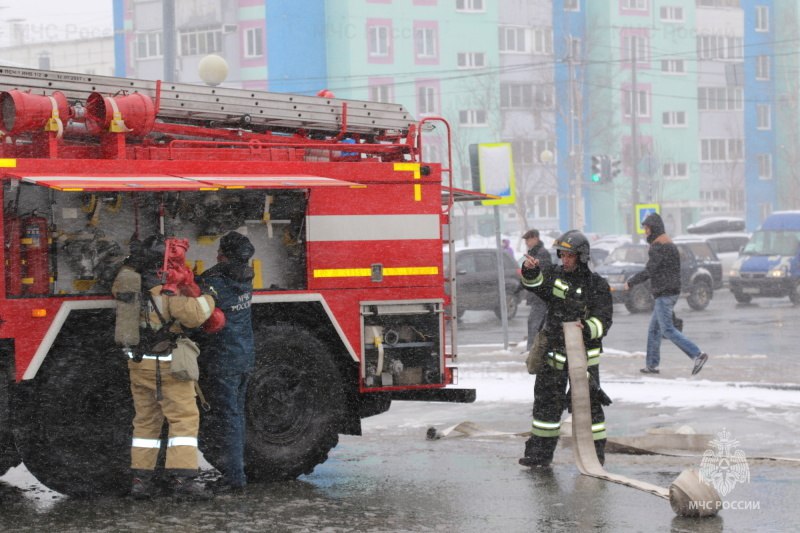 Пожарные ликвидировали возгорание в г. Холмск   24 ноября в 13:37  сах  диспетчеру Холмского пожарно-спасательного гарнизона поступило сообщение  о возгорании в многоквартирном жилом доме по адресу: ул. Лермонтова, 11. Первый пожарный расчет прибыл через 5 минут. К моменту прибытия огнеборцев в квартире на третьем этаже горел подоконник  на площади 1 кв.м.    Возгорание было локализовано в 13:45  сах , а в 14:03  сах  полностью ликвидировано. В тушении участвовали 7 сотрудников и 2 единицы техники ГУ МЧС России по Сахалинской области. Погибших и пострадавших нет. Причины возгорания устанавливаются.