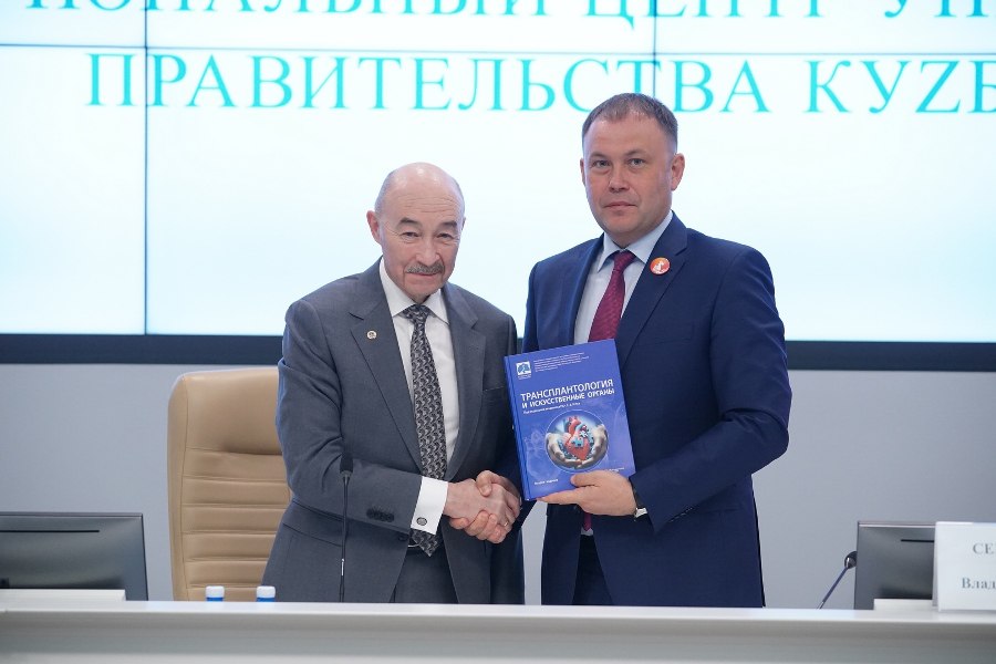 Развитие кузбасской трансплантологии обсудили на совещании Перспективы развития в регионе трансплантологии обсудили на совещании правительства Кузбасса с участием губернатора Ильи Середюка, главного внештатного трансплантолога Минздрава России Сергея Готье, главного трансплантолога Кузбасса Татьяны Пиминовой, а также профильных специалистов областных клиник. «На протяжении нескольких лет Кузбасс удерживает лидерство по доступности трансплантации для населения. Только с начала 2025 года в Кузбассе проведено 40 операций: 26 пересадок почек, 5 — печени, 3 — сердца и 6 — роговицы глаза. Каждая из них — это спасенная жизнь и здоровье человека», — отметил Илья Середюк.