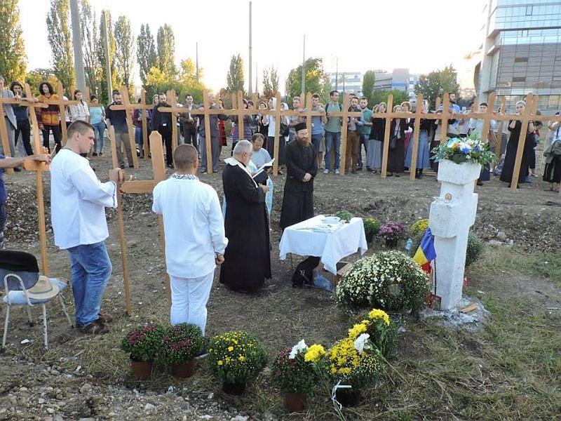 В Румынии в Бухаресте исламская община через суд добилась разрешения на строительство большой мечети на месте разрушенного храма однако жители столицы этому воспрепятствовали Сотни горожан собрались на севере города с крестами окружили участок и устроили своеобразную акцию закопали тушу 150 килограммовой свиньи сопровождая происходящее молитвой После этого священники окропили место свиной кровью и выпустили несколько поросят окончательно сорвав планы застройки На месте установили бетонный крест а в будущем решили возвести больницу В результате проект мечети был отменён Представители мусульманской общины Бухареста назвали действия священников нацистскими Подписаться Смотреть эфир