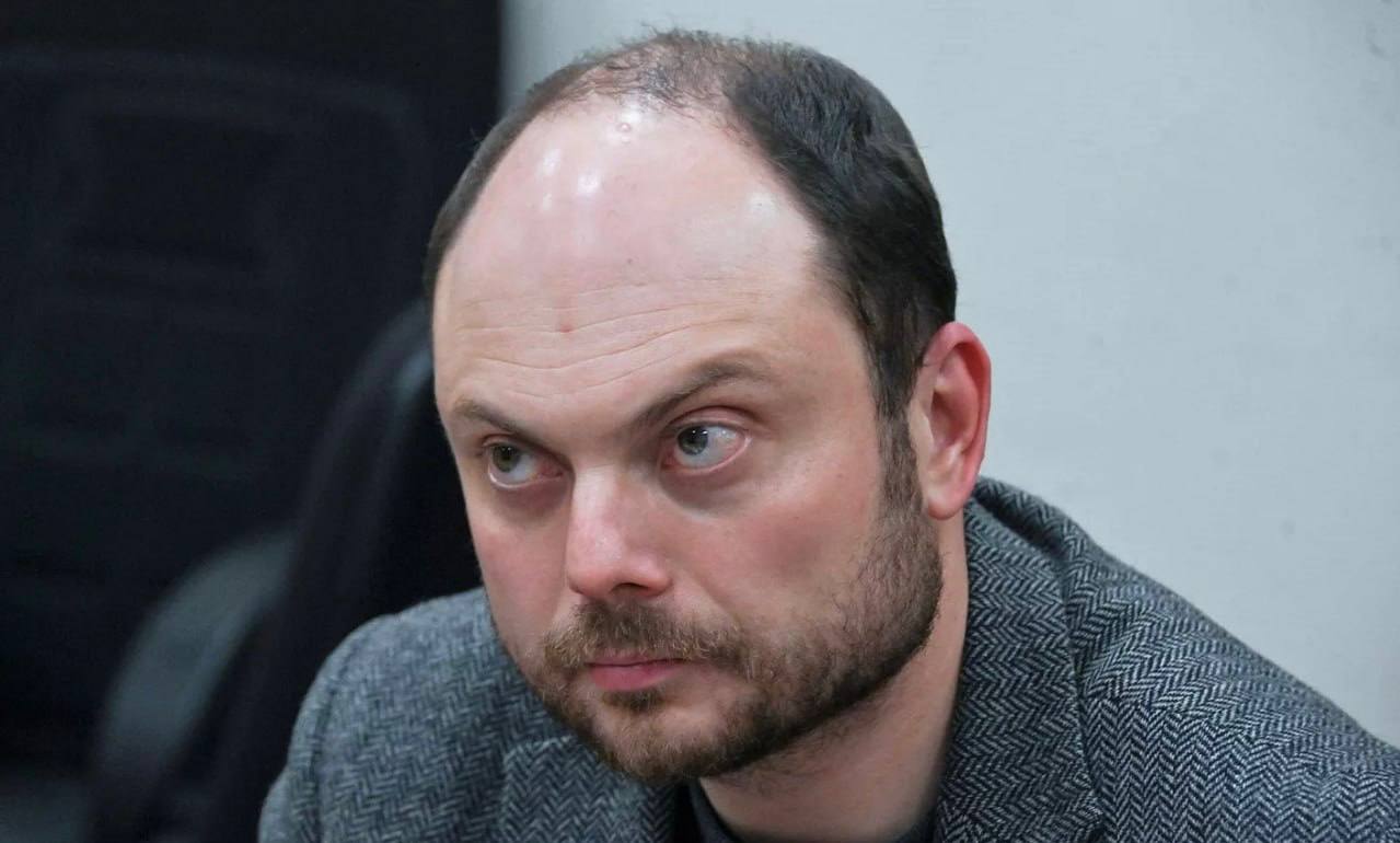 Владимир Кара-Мурза утверждает, что между Украиной и покинувшей Россию "оппозицией" идет "тайный диалог". Иноагент указал Politico на желание довести его до "самого высокого уровня". По всей видимости, речь идет о Владимире Зеленском.   Илья Яшин  признан в РФ иноагентом  в свою очередь сообщил, что украинский президент якобы выразил открытость к идее дискуссий. Посредником может стать Евросоюз.