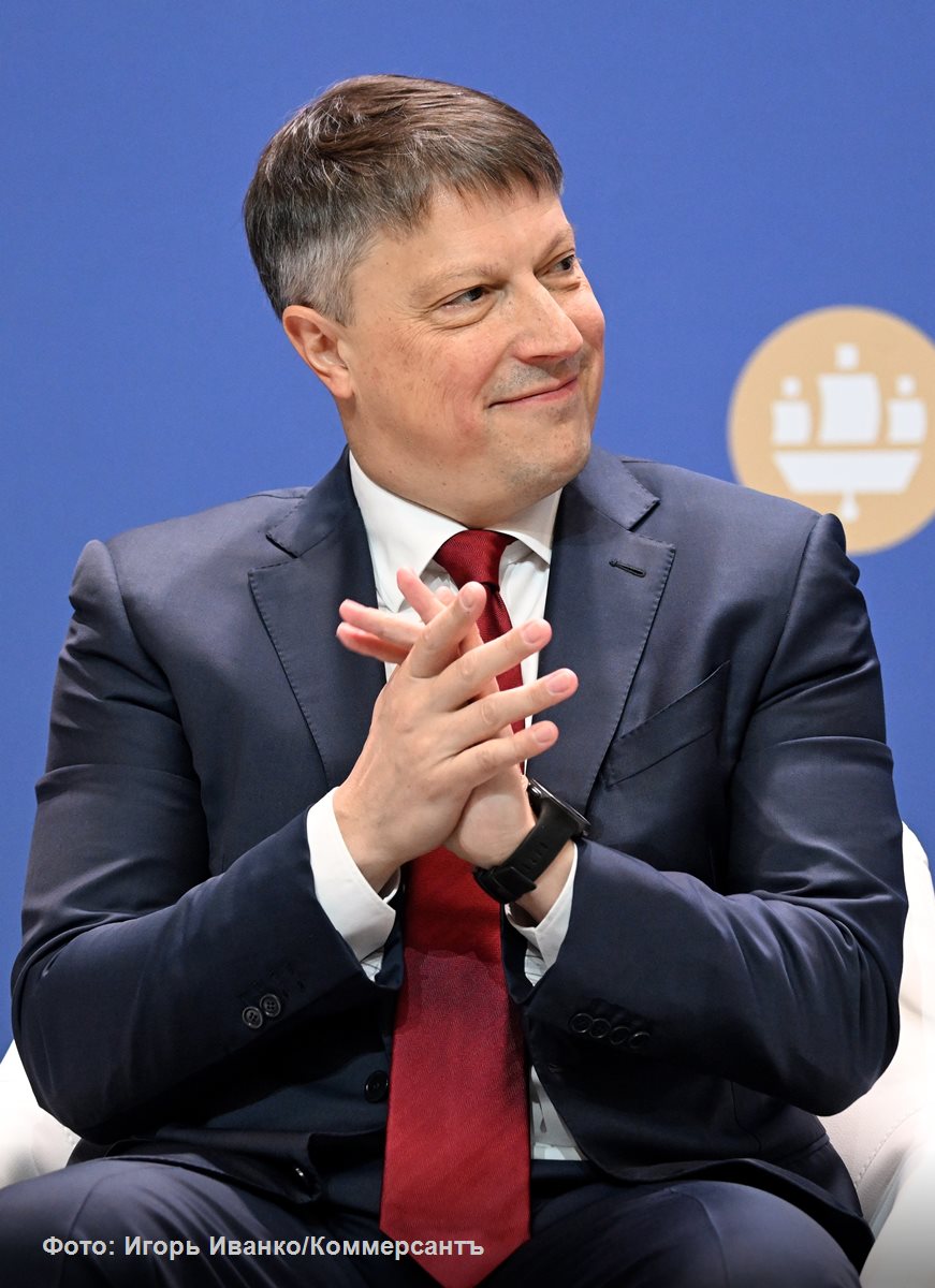 Бывший зампред ВТБ Георгий Горшков может занять пост главы правления Вайлдберриз-банка после согласования его кандидатуры Банком России, стало известно «Ъ».   14 июля господина Горшкова назначили на должность руководителя финтех-направления РВБ  объединенной компании Wildberries & Russ , в рамках которого группа развивает финансовые сервисы для продавцов и покупателей в России и странах присутствия.  Эксперты отмечают, что этот шаг является очевидным сигналом, что «Вайлдберриз» серьезно настроена развивать банковское направление. Но предупреждают, что бизнес по обслуживанию маркетплейсов существенно отличается от бизнеса классических банков и на его построение потребуется много времени.  #Ъузнал