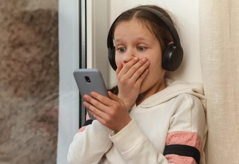 Десятилетняя сыктывкарка помогла мошенникам обмануть свою маму на 123 тысячи рублей. Сорокасемилетняя жительница города стала жертвой аферистов из-за доверчивости своей дочери. Как рассказала женщина, её десятилетняя дочка кликнула на ссылку, которую ей прислала подруга в онлайн-чате. В сообщении обещали крутые призы и игровую валюту. Под видом помощи от техподдержки игры, злоумышленники получили доступ к телефону мамы и списали деньги с её банковских карт. Подпишись Предложи новость