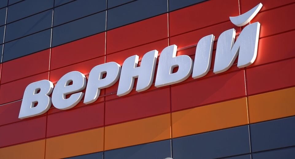 Как сообщает Ъ основатель сети Верный Андрей Рогачев ищет покупателя для компании Оценка стоимости бизнеса 25 35 млрд руб По информации издания основными претендентами на покупку являются крупные торговые сети Наиболее вероятным приобретателем видится Лента так как у Магнита и X5 Group слишком много общих локаций Верный непростой актив Эксперты отмечают что магазины сети расположены преимущественно в центре России Там и так высокая концентрация магазинов крупных ритейлеров что может вызвать возражения ФАС к сделке Требования законодательства гласят что доля одного ритейлера не должна превышать 25 на рынках отдельных муниципальных образований
