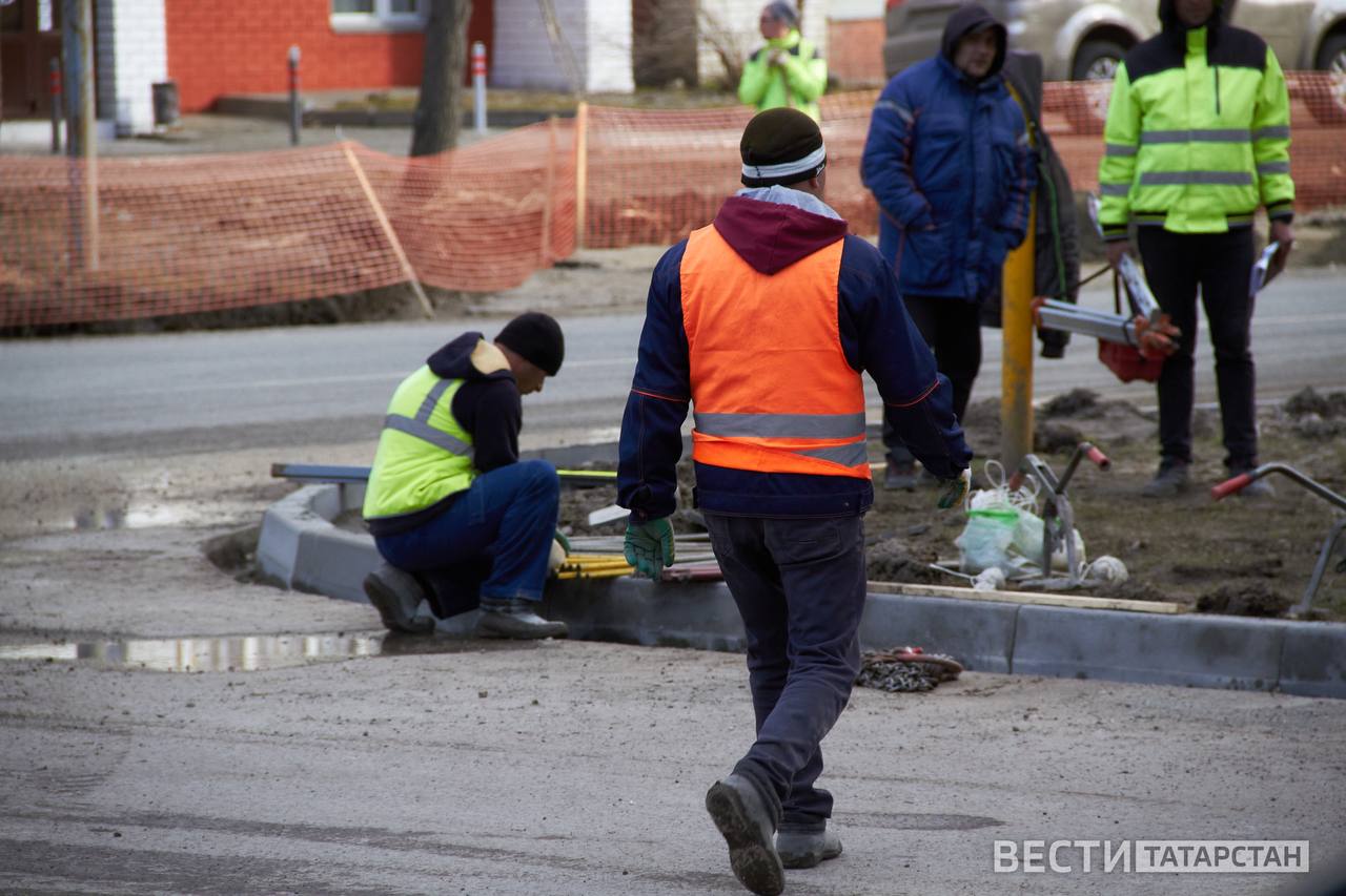 В Казани изымут земельные участки под дороги на Портовой В Казани изымут три земельных участка на улице Портовая для строительства объектов улично дорожной сети Соответствующее постановление опубликовано на сайте мэрии Общая площадь участков составит около 3 9 тыс кв м На одном из них по адресу ул Портовая 39 корпус 3 находится одноэтажное складское здание площадью 397 3 кв м Срок действия постановления составляет три года Работы проводятся в рамках проекта редевелопмента бывшей промышленной территории площадью 287 га Из них 72 га планируется отвести под благоустройство и озеленение В рамках проекта будет построено около 1 5 млн кв м жилья и 1 3 млн кв м коммерческих помещений В новом районе будет проживать порядка 42 тыс человек предусмотрено строительство дорог социальных и культурных объектов а также обеспечение транспортной доступности Подписаться Сообщить новость   Вести Татарстан в MAX